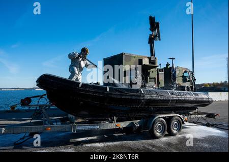 Tallin, Estland. 24. Oktober 2022. Soldaten der Bundeswehr dekontaminieren bei einer Übung im Hafen ein Schlauchboot aus Gummi mit Schutzanzügen und Gasmasken. Inspektoren der Luftwaffe und der Marine besuchen Estland für das Baltic Tiger 2022-Manöver, das knapp einen Monat dauern wird. Marine- und Luftstreitkräfte üben den Schutz kritischer Infrastrukturen an der Ostflanke der NATO in Estland aus. Quelle: Christophe Gateau/dpa/Alamy Live News Stockfoto