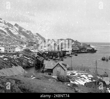 Lofoten im Winter 1951. Mehrere Fischerdörfer in Lofoten werden geräumt, weil sie ohne Strom, Straßen-, Kais- und Telefonanschluss nicht betrieben werden können. An einigen Orten haben die Gemeinden beantragt, Geld vom Staat zu bewegen, um die gesamte Bevölkerung einschließlich der Wohnhäuser zu bewegen. Hier nach Sørvågen ist ein großer Teil der Bevölkerung umgezogen. Der Hafen in Sørvågen ist warm und gut geschützt. Schnee in der Luft und auf den Bergen im Hintergrund. Foto: Sverre A. Børretzen / Aktuell / NTB Stockfoto