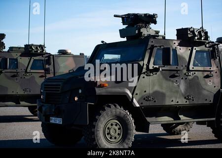 Tallin, Estland. 24. Oktober 2022. Soldaten der Bundeswehr fahren bei einer Übung im Hafen Funktionsfahrzeuge des Typs 'Adler'. Inspektoren der Luftwaffe und der Marine besuchen Estland während des Baltic Tiger 2022-Manövers, das knapp einen Monat dauert. Marine- und Luftstreitkräfte üben den Schutz kritischer Infrastrukturen an der Ostflanke der NATO in Estland aus. Quelle: Christophe Gateau/dpa/Alamy Live News Stockfoto