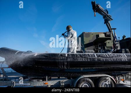 Tallin, Estland. 24. Oktober 2022. Soldaten der Bundeswehr dekontaminieren bei einer Übung im Hafen ein Schlauchboot aus Gummi mit Schutzanzügen und Gasmasken. Inspektoren der Luftwaffe und der Marine besuchen Estland für das Baltic Tiger 2022-Manöver, das knapp einen Monat dauern wird. Marine- und Luftstreitkräfte üben den Schutz kritischer Infrastrukturen an der Ostflanke der NATO in Estland aus. Quelle: Christophe Gateau/dpa/Alamy Live News Stockfoto