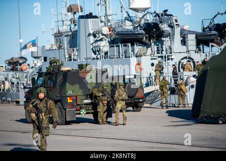 Tallin, Estland. 24. Oktober 2022. Soldaten der Bundeswehr sichern sich bei einer Übung ein Hafenbecken. Inspektoren der Luftwaffe und der Marine besuchen Estland für das Baltic Tiger 2022-Manöver, das knapp einen Monat dauert. Marine- und Luftstreitkräfte in Estland üben den Schutz kritischer Infrastrukturen an der Ostflanke der NATO aus. Quelle: Christophe Gateau/dpa/Alamy Live News Stockfoto