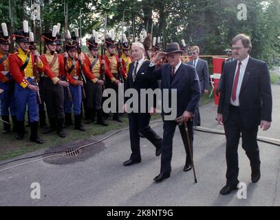 Eidsvoll 19890603 genau bei. 18,14 kam König Olav Eidsvoll an, um an dem historischen Stück "das Spiel über Eidsvold" teilzunehmen. Das Stück handelte vom Kampf um Norwegen nach dem Kieler Frieden und wurde vom Nationaltheater mit Unterstützung lokaler AmateurInnen im Rahmen des 175.. Jahrestages der Verfassung aufgeführt. Hier König Olav (in der Mitte) bei der Ankunft. Er passiert eine Reihe von Soldaten in alten und bunten Uniformen. Foto: NTB / NTB Stockfoto