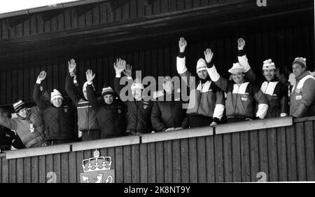 Oslo 19820225 Weltmeisterschaft auf dem Skifahren, 4 x 10 Kilometer Staffel für Männer. Oddvar Brå (Norwegen) und Savjalov (UdSSR) gingen gleichermaßen über die Tore. Lange Studien des Zielfotos endeten mit doppeltem Gold, für den Sowjet und Norwegen. Hier sind die beiden Staffelteams auf der königlichen Tribüne. König Olav im mittelnorwegischen Team Th (minus Mikkelsplats, das ganz am Ende des V steht) und die russische Mannschaft für v. komplett Th. Kronprinz Harald. Foto: NTB / NTB Stockfoto