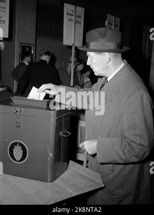 Oslo 19531012 die Parlamentswahlen 1953 waren die ersten Wahlen, nachdem die sogenannte Bauernabteilung aufgehoben wurde. Die Labour Party bekommt eine Mehrheit. Hier stimmt der Politiker Rolf Stranger. Foto: NTB / NTB Stockfoto