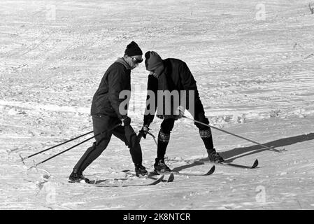 Beitostølen 19620323 unter der Leitung von Erling Stordahl und Håkon Brusveen finden in Beitostølen erstmals Skikurse für Blinde statt. Hier einer der anderen Instruktoren, Ole Bjørn Steinmoen, der einem der Teilnehmer beibringt, wo man auf Skiern schwingt. Foto: Aaserud / Aktuell / NTB Stockfoto