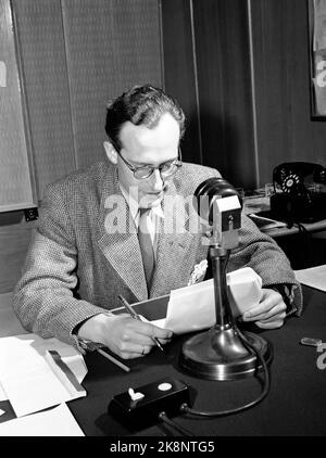 Oslo März 1949 bekannte Stimmen in NRK Radio. Hier Hallomann Andreas Riis in Aktion am Mikrofon. Foto: Current / NTB Stockfoto