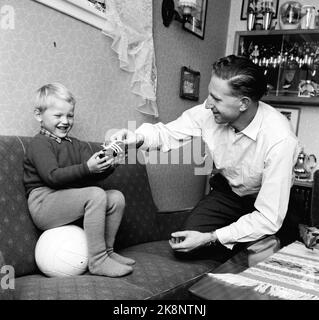 Sandefjord, November 1959 Fußballer Thorbjørn Svenssen mit seinem Sohn Thorbjørn in vier Jahren. Foto: Aage Storløkken / Aktuell / NTB Stockfoto