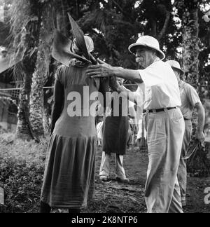 Gabun, Lambaréné, 1959. Hier befindet sich das 1913 gegründete Krankenhaus von Albert Scweitzer. Hier ist Dr. Albert Schweitzer (84) mit einer schwarzen Frau zu sehen. Foto: Sverre A. Børretzen / Aktuell / NTB Stockfoto