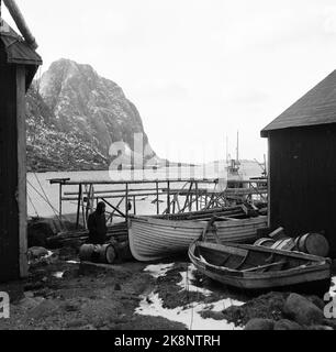 Lofoten, Winter 1951. Mehrere Fischerdörfer in Lofoten werden geräumt, weil sie ohne Strom, Straßen-, Kais- und Telefonanschluss nicht betrieben werden können. An einigen Orten haben die Gemeinden beantragt, Geld vom Staat zu bewegen, um die Häuser und die gesamte Bevölkerung zu bewegen, wie hier in Refsvik außerhalb von Lofotodden. Unten am Seehaus bei anders Olsen sind noch zwei kleine Boote übrig. Eines davon ist das Rettungsboot eines englischen Schiffes, das im Vorjahr im Vestfjord verloren hat. Foto: Sverre A. Børretzen / Aktuell / NTB Stockfoto