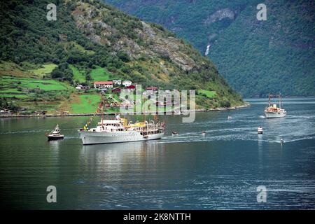 Westnorwegen, 199308: Silberkreuzfahrt. Ausflug nach Westland. Das norwegische Königspaar, Königin Sonja und König Harald, organisieren anlässlich ihrer Silberhochzeit Kreuzfahrten in Westnorwegen. Picture: Der Gerangerfjord. Das norwegische Königsschiff „Norway“ (bis v.) Und das dänische Königsschiff 'Dannebrog' mit königlichen Touristen in Geiranger. Foto: Bjørn Sigurdsøn Stockfoto