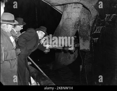 Oslo Oslo Oslo 19531220. Nach zweieinhalb Tagen Verspätung kam das Weihnachtsboot "Stavangerfjord" nach einer dramatischen Reise von 2050 Seemeilen ohne Ruder zum Hafen von Oslo. Das Ruder wurde während eines Sturms ausgeschaltet. Hier Stavangerfjord im Dock bei Akers Mek. Werkstatt. Kapitän Olaf Bjørnstad inspiziert das Heck und den gebrochenen Helm. Foto: NTB / NTB Stockfoto