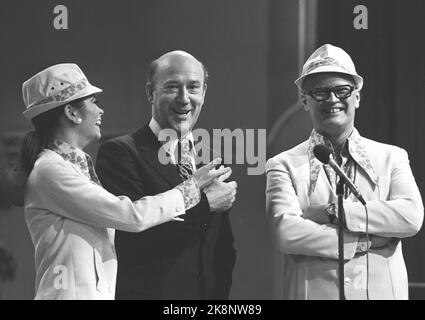 Oslo 19700516. Lennart Hyland hat im Zusammenhang mit der schwedischen Propagandawoche "Stockholm kommt nach Oslo" eines seiner berühmten Programme Hyland's Hörna in Norwegen eingestellt. Hier kuscheln Povel Ramel (t.h.) und Wenche Myhre während der Sendung mit Hyland auf der Bühne. Foto: Aage Storløkken Current / NTB Stockfoto