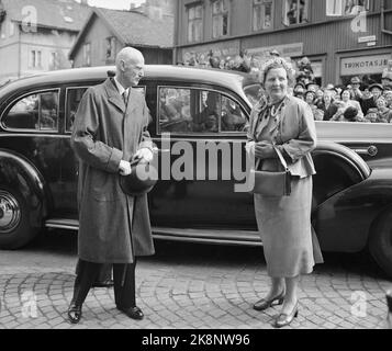 Kjeller, Akershus 19530508. Königin Juliana und Prinz Bernhard von den Niederlanden besuchen in drei Tagen offiziell Norwegen. Hier vom Besuch der Freia Schokoladenfabrik Königin Juliana mit König Haakon. Foto: Jan Stadium NTB / NTB Stockfoto