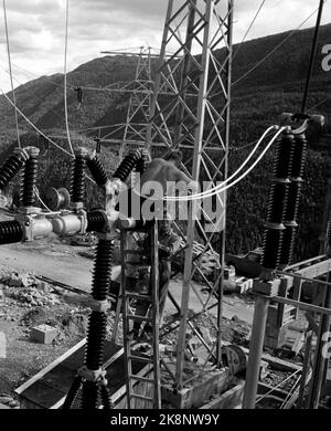 Dalen in Telemark August 1961 Tokke-Kraftwerke werden bald in Betrieb sein und Strom für 80.000 Menschen produzieren. Hier arbeiten Arbeiter im Prozess der Montage von Kabeln auf Masten. Foto: Børretzen / Aktuell / NTB Stockfoto