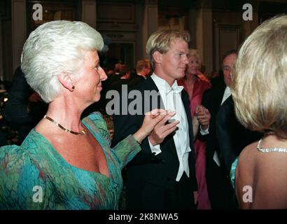 Oslo 199308: Königliche Silberhochzeit. Das norwegische Königspaar, Königin Sonja und König Harald, feiern ihre Silberhochzeit mit einem Galadiner und tanzen im Schloss. Bild: Polonaisen. Britt Hagen und per Gunnar Haugen, Faltsegler und Freundin von Prinzessin Märtha Louise. Foto: Bjørn Sigurdsøn Stockfoto