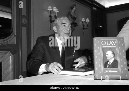 Der Osloer Politiker Jo Benkow stellt 19911023 sein Buch über König Olav vor. Hier unterschreibt er das Buch. Foto: Morten Holm / NTB Stockfoto