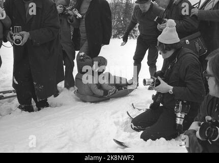 Gausdal Februar 1973. Königin Margrethe von Dänemark hat ihren 3-tägigen offiziellen Besuch in Oslo um eine Woche Winterurlaub in Gausdal in der Kabine eines Reeders erweitert. Sie hat mit ihrer Familie Prinz Henrik und die beiden Kinder Erbprinz Frederik und Prinz Joachim. Hier die Kinder auf einer Rodel mit eifrigen Fotografen. Foto: Ivar Aaserud / Aktuell / NTB Stockfoto