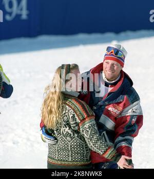 Hafjell 19940225. Die Olympischen Winterspiele in Lillehammer Norwegen nehmen Gold, Silber und Bronze in der alpinen Kombination. Lasse Kjus tanzt nach seinem ersten Platz auf Hafjell mit einem der Blumenmädchen den Siegestanz. Foto: Calle Törnström / NTB Stockfoto