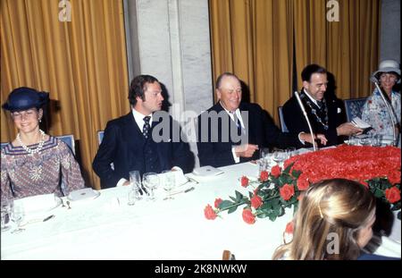 Oslo 19780703. König Olav 75 Jahre. Von Oslos Mittagessen für König Olav und seine Anhänger. Z. B. Königin Silvia, König Carl Gustaf von Schweden, König Olav, Bürgermeister Albert Nordengen und Kronprinzessin Sonja. Foto: Bjørn Sigurdsøn NTB / NTB Stockfoto