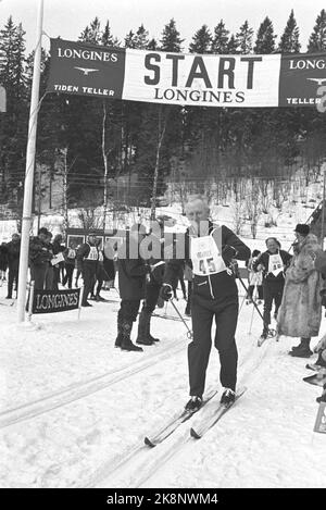 Oslo 19760312. Die Storting Vertreter Holmenkollrenn. Hier Storting-Vertreter Rolf Hansen im Startbereich unter dem Skirennen. Foto: Oddvar Walle Jensen NTB / NTB Stockfoto