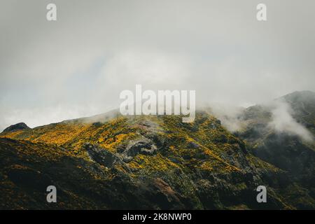 Eine von Wolken bedeckte Landschaft eines Gebirges Stockfoto