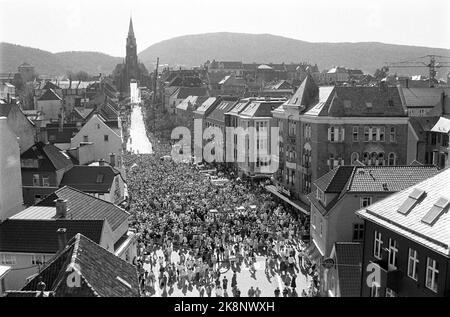 Bergen 19860502. Der Eurovision Song Contest, Internationales Finale, findet im Mai 1986 in Bergen statt. Strahlende Sonne und ein südliches Volk in der Stadt im Zusammenhang mit vielen Veranstaltungen, die von geschäftlichen und privaten Personen gestartet wurden, rund um die Stadt. Hier sehen wir Sommersprungrennen in Johannskirkebakken, mitten in der Stadt. Foto: Knut Odrås / NTB Stockfoto