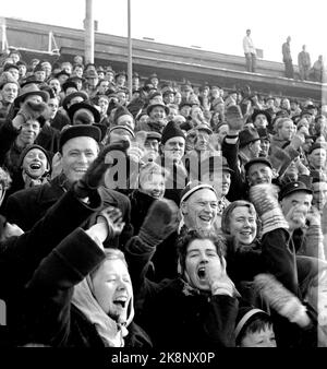 19520219 Oslo: Olympische Spiele, Winterolympiade, Schlittschuhlauf, schnelles Rennen, 10.000 Meter: Große Menschenmassen folgten den Rennen im Bislett Stadium. Große Freude, als Hjalmar Andersen Gold auf 10.000 Metern gewann. Foto: Current / NTB Stockfoto