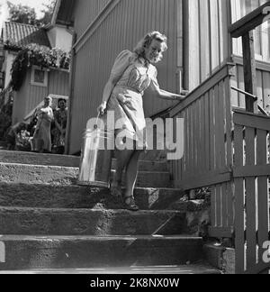 Drøbak 19470902 die Dürre und der Wassermangel im Sommer 1947 waren auch in Drøbak spürbar. Das Wasser war in Drøbak geschlossen, und jeder wurde dazu beordernet, Wasser in Eimern zu holen. Hier junge Frau auf dem Weg vom Brunnen / Wasserpfosten mit schwerem Eimer voller Wasser. FOTO: LYNAU / NTB / NTB Stockfoto