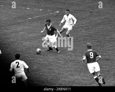 Bergen 19640701 Harald Berg, der 22-jährige Fußballspieler aus Bodø, ist der erste Vertreter einer nordnorwegischen Mannschaft, die in der A-Nationalmannschaft spielt. Er debütiert hier in Kampen Norwegen / Schweiz im Bann Stadium Harald 'Dotte' Berg in Aktion, mit dem Ball. Foto: Storløkken / Aktuell / NTB Stockfoto