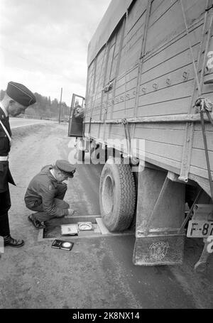 1969-05-12 "die Polizei versucht neue Straßen". Makan zur Beherrschung des Beschleunigers wurde auf den Straßen in Vestfold noch nie registriert. Aber dann war auch die großräumige Kontrolle der Polizei, die Operation Sample County genannt wurde, sowohl in der lokalen als auch in der Hauptpresse gründlich im Voraus. Ein riesiger Anhänger rollt über das Gewicht, und Ansgar Løkke liest die Tonnen, während Toralt Winterkjær von der Notfallpolizei dem Hintergrund folgt. Die meisten Anhänger balancieren über die Grenze des Übergewichts. Foto: Aage Storløkken / Aktuell / NTB Stockfoto