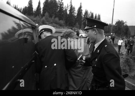 Hadeland 1963. September drei Gefangene sind aus dem Bots-Gefängnis in Oslo geflohen. Hunderte von Polizisten und Militärs mit Maoren, automatischen Waffen und Gewehren jagen in den Hadelands Tracts nach den entflohenen Gefangenen. Die Freiheit ist vorbei. Einer der Gefangenen wird in ein Polizeiauto gefahren. Verhaftet. Foto: Svein Bakken, Ivar Aaserud, Sverre A. Børretzen, Aage Storløkken / Aktuell / NTB Stockfoto