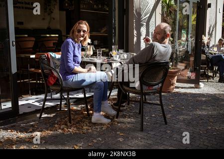 Belgrad, Serbien, 18. Okt 2022: Ein Paar mit guter Laune, das in einem der Zemun Coffee Shops Kaffee getrunken hat Stockfoto