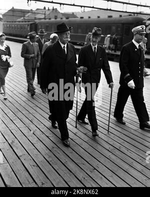 Oslo. König Haakon 80 Jahre 3. August 1952. Picture: Samstagmorgen am Ostbahnhof. Königliche Gäste werden mit dem ausländischen Zug erwartet. König Haakon trifft hier Prinz Georg (Griechenland/Dänemark) (v.v.) am Bahnhof. Foto: Sverre A. Børretzen / Aktuell / NTB Stockfoto