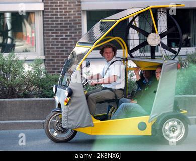 Oslo 19970611. Bellona-Anführer Frederic Hauge in Fahrzeugen, die mit Solarzellen und Windkraft betrieben werden. Foto: Cornelius Poppe/NTB Stockfoto