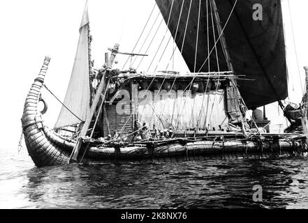 Das Rentierboot RA II fährt 1970 wieder auf den Start, nachdem eine gescheiterte Expedition mit RA I. die Expedition von dem Ethnographen Thor Heyerdahl geleitet wurde. Das Boot wurde nach einem alten ägyptischen Modell aus Papyrus gebaut. Die Reise geht von Marokko nach Amerika und ist diesmal erfolgreich. Stock Foto: Novosti / NTB Stockfoto