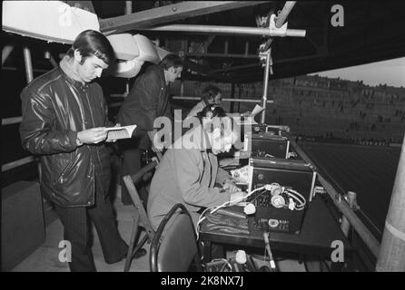 Selhurst Park, London 19721125. Sportreporter in NRK Knut Th. Gleditsch in England, um das Tippspiel am Samstag im Fernsehen zu kommentieren. Jede Woche reist einer der TV-Sportreporter nach England, um sich über das Spiel zu äußern. Hier folgen wir Knut Th. Gleditsch reist von Oslo aus, bis er zurück ist. Im Bild im Kommentarfeld mit Rolf Hovden (zurück), der den Job lernt. Foto: Aage Storløkken Current / NTB Stockfoto