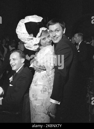 Oslo 19650327 - und danach wurde getanzt. Premiere des Films My Fair Lady im Colosseum-Kino mit anschließender Party in Bristol. Ein Tanz im Maurischen, Marte Sæther vom Opernball und Schauspieler Sven Olof Eliasson. Es wurde getanzt und getanzt, und die Stunden waren klein, und 'My Fair Lady' wurde gebührend gefeiert. Foto; Sverre A. Børretzen / Aktuell / NTB Stockfoto