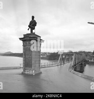 Eidsvoll 19640516 das Denkmal "der wissende Soldat" steht im Dreieck in Sundgata am westlichen Brückenkopf auf dem alten Sundbrua über Vorma, südlich der Old Eidsvoll Station. Die Soldatenskulptur wurde vom Bildhauer und Karikaturisten Gustav Lærum modelliert und zur Erinnerung an die Nationalversammlung und den Kampf um die Unabhängigkeit Norwegens im Jahr 1814 erhoben. Es wurde am 17. Mai 1928 von König Haakon VII. Am Tag der norwegischen Verfassung enthüllt. Foto; Ivar Aaserud / Aktuell / NTB Stockfoto