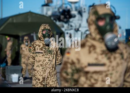 Tallin, Estland. 24. Oktober 2022. Soldaten der Bundeswehr stehen bei einer Dekontaminationsübung im Hafen mit Schutzanzügen und Gasmasken. Inspektoren der Luftstreitkräfte und der Marine besuchen Estland für das fast einmonatige Baltic Tiger 2022-Manöver. Marine- und Luftstreitkräfte üben den Schutz kritischer Infrastrukturen an der Ostflanke der NATO in Estland aus. Quelle: Christophe Gateau/dpa/Alamy Live News Stockfoto