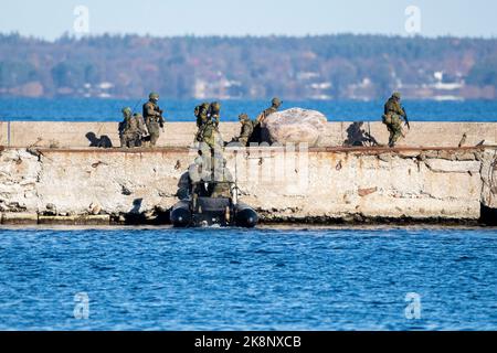 Tallin, Estland. 24. Oktober 2022. Soldaten der Bundeswehr klettern während einer Übung aus einem aufblasbaren Boot in einem Hafenbecken. Inspektoren der Luftwaffe und der Marine besuchen Estland während des Baltic Tiger 2022-Manövers, das knapp einen Monat dauert. Marine- und Luftstreitkräfte üben den Schutz kritischer Infrastrukturen an der Ostflanke der NATO in Estland aus. Quelle: Christophe Gateau/dpa/Alamy Live News Stockfoto