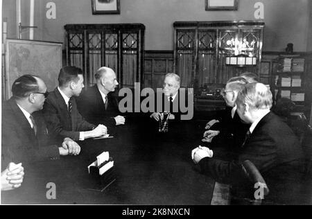 Moskau Russland 1955. Werna Gerhardsen und Einar Gerhardsen in Moskau an der Spitze einer norwegischen Delegation, um die Möglichkeiten für ein erweitertes Handelsabkommen zu diskutieren. Hier ist ein Empfang mit dem Vorsitzenden der Präsidentschaft in der sowjetischen K.J. Worosjjjjjow (für das Ende des Tisches). Gerhardsen TV. Für den Vorsitzenden. Foto: NTB Archive / TASS / NTB Stockfoto