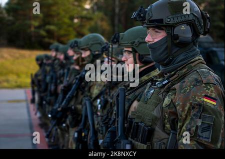 Tallin, Estland. 24. Oktober 2022. Soldaten der Bundeswehr stehen mit ihrer Ausrüstung auf dem Luftwaffenstützpunkt Ämari zusammen. Inspektoren der Luftstreitkräfte und der Marine besuchen Estland für das fast einmonatige Baltic Tiger 2022-Manöver. Marine- und Luftstreitkräfte in Estland üben den Schutz kritischer Infrastrukturen an der Ostflanke der NATO aus. Quelle: Christophe Gateau/dpa/Alamy Live News Stockfoto