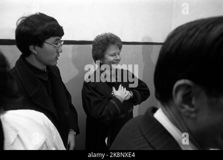 China 21. Januar 1988. Premierminister Gro Harlem Brundtland zu einem Besuch bei einem Patienten mit akutem Offset-Wirbelsäulenverb am Universitätskrankenhaus in Xian. NB: Dies ist Bild # 6 einer Serie von 6. Foto: Inge Gjellesvik / NTB / NTB Stockfoto