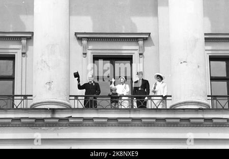 Oslo 19580517. Mai 17 in Oslo. Die königliche Familie traf sich auf dem Balkon der Burg. Olav steht zum ersten Mal als König auf dem Balkon. Mit ihm (aus V) hat er den kleinen Haakon Lorentzen, Prinzessin Ragnhild Mrs. Lorentzen, Kronprinz Harald in Kadettenuniform und Prinzessin Astrid. Foto: Knoblauch / NTB / NTB Stockfoto