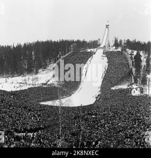 Oslo 19580316 Holmenkoll Hügel auf Holmenkollagen. Tausende von Menschen kränzen die Sprungschanze unter dem Wettlauf. Foto: NTB / NTB Stockfoto