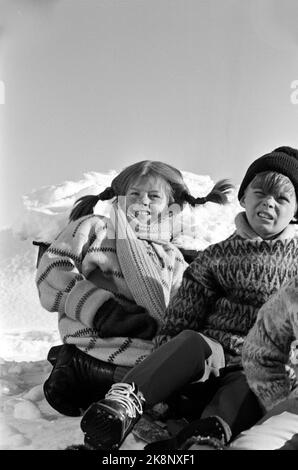 Røros März 1968 Aufnahme des Films über Pippi Langstrumpf aus den Büchern von Mastrid Lindgren. Pippi wird von Inger Nilsson gespielt. Hier ist Pippi mit Tommy (per Sundberg), der einer ihrer Freunde im Film ist. Foto: Aage Storløkken / Aktuell / NTB Stockfoto