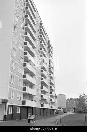 Oslo 19701107. ...... Aber das Auto ist Platz für. Aktueller Bericht über den Platz des Autos in der düsteren Stadt im Vergleich zu Kindern für Kinder. Bøler, Bølerlia. Foto: Ivar Aaserud / Aktuell / NTB Stockfoto