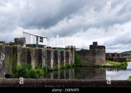 Die Caerphilly Castle Mauern im Südwal während des Wiederaufbaus Stockfoto