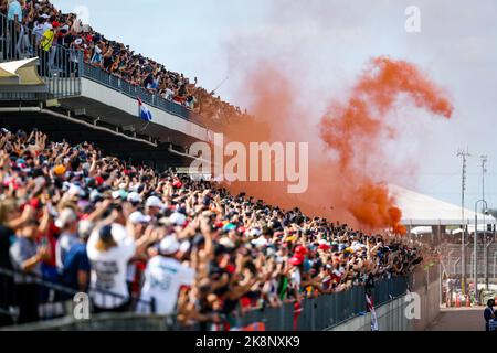 Fans auf der Tribüne während des Formel 1 Aramco United States Grand Prix 2022, 19. Runde der FIA Formel 1 Weltmeisterschaft 2022 vom 21. Bis 23. Oktober 2022 auf dem Circuit of the Americas, in Austin, Texas - Foto: Florent Gooden / Dppi/DPPI/LiveMedia Stockfoto