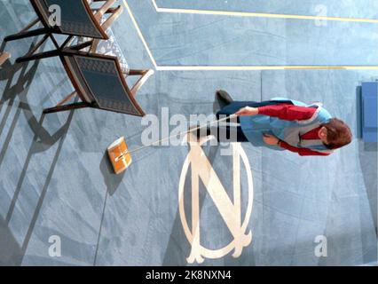 Oslo. Friedensnobelpreis 1994. Am Vortag. Ein Reinigungsperson verfeinert das Podium im Rathaus von Oslo, wo die Friedenspreisträger während der Preisverleihung am Samstag sitzen werden. Foto: Erik Johansen Stockfoto